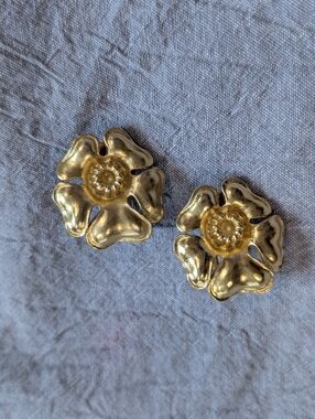 VINTAGE Signed Vendome Gold Tone Flower Clip On Earrings Floral Boho 1960s